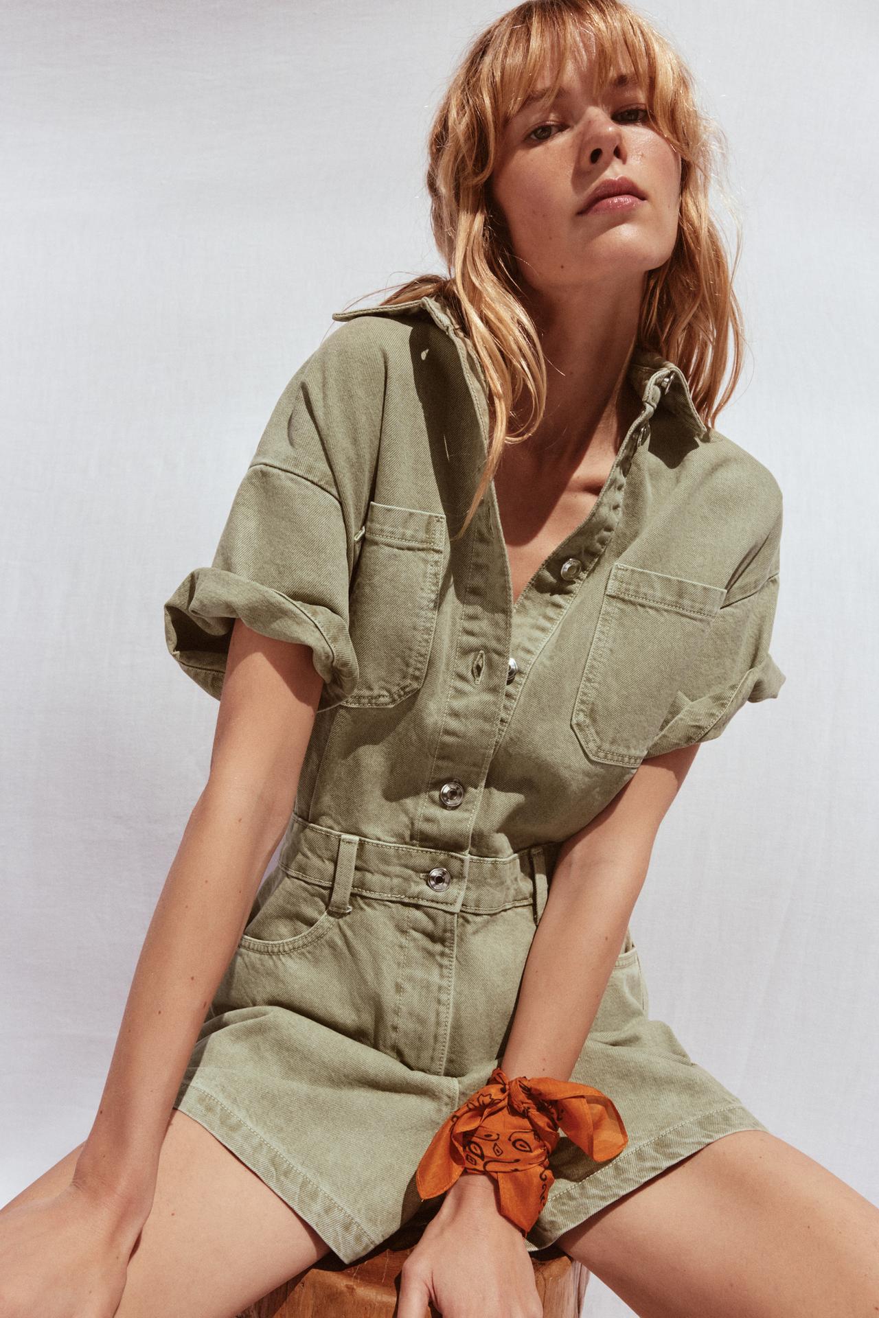 groene playsuit met opgerolde mouwen en riem