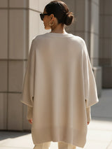 Achterkant van de beige oversized trui met vleermuismouwen en rechte brede ribzoom