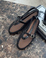 zwarte mesh mary jane ballerina’s met glanzend bandje op marmerlook tafel