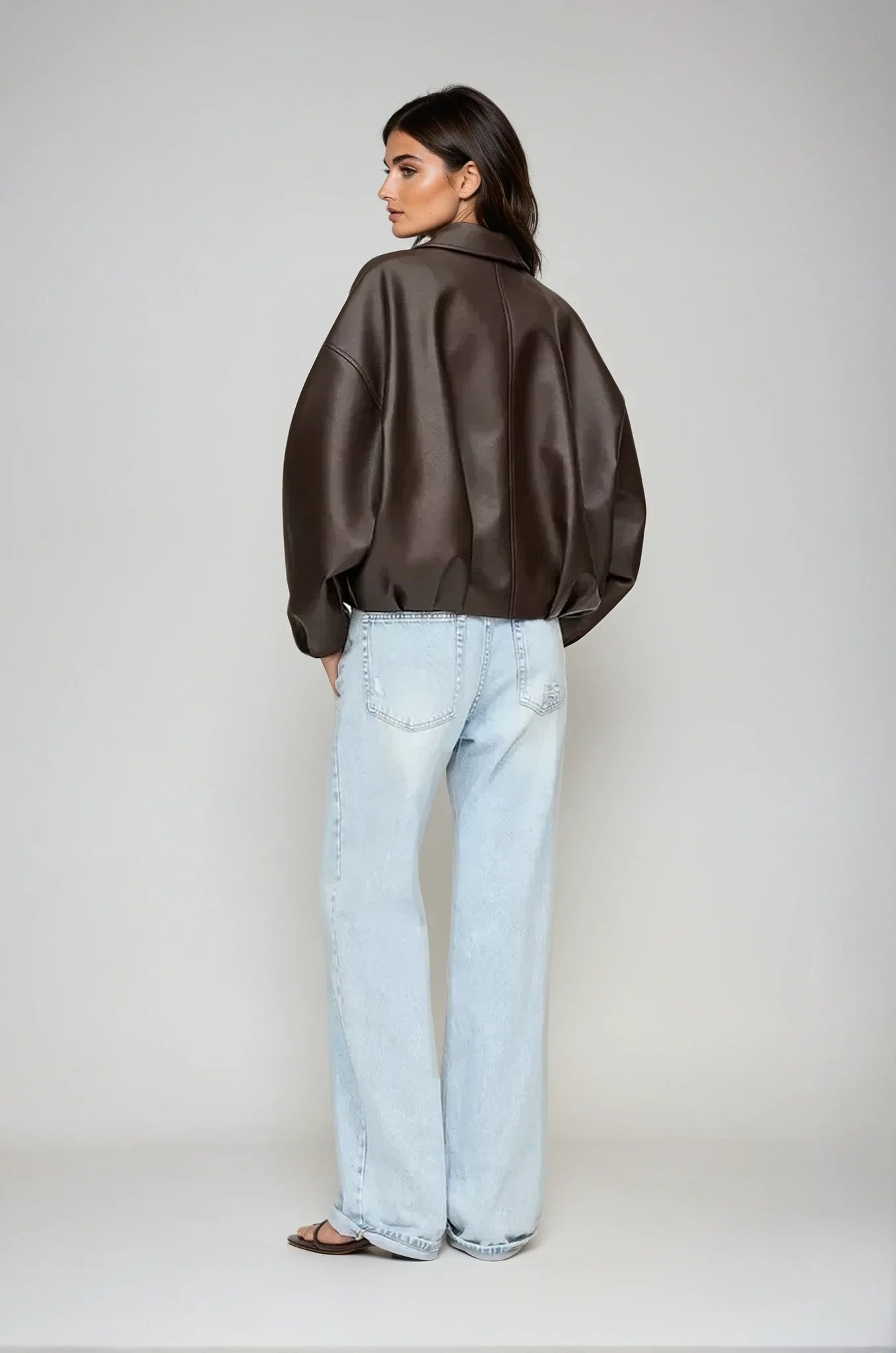achteraanzicht donkerbruine oversized leren jas met rechte zoom