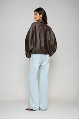 achteraanzicht donkerbruine oversized leren jas met rechte zoom