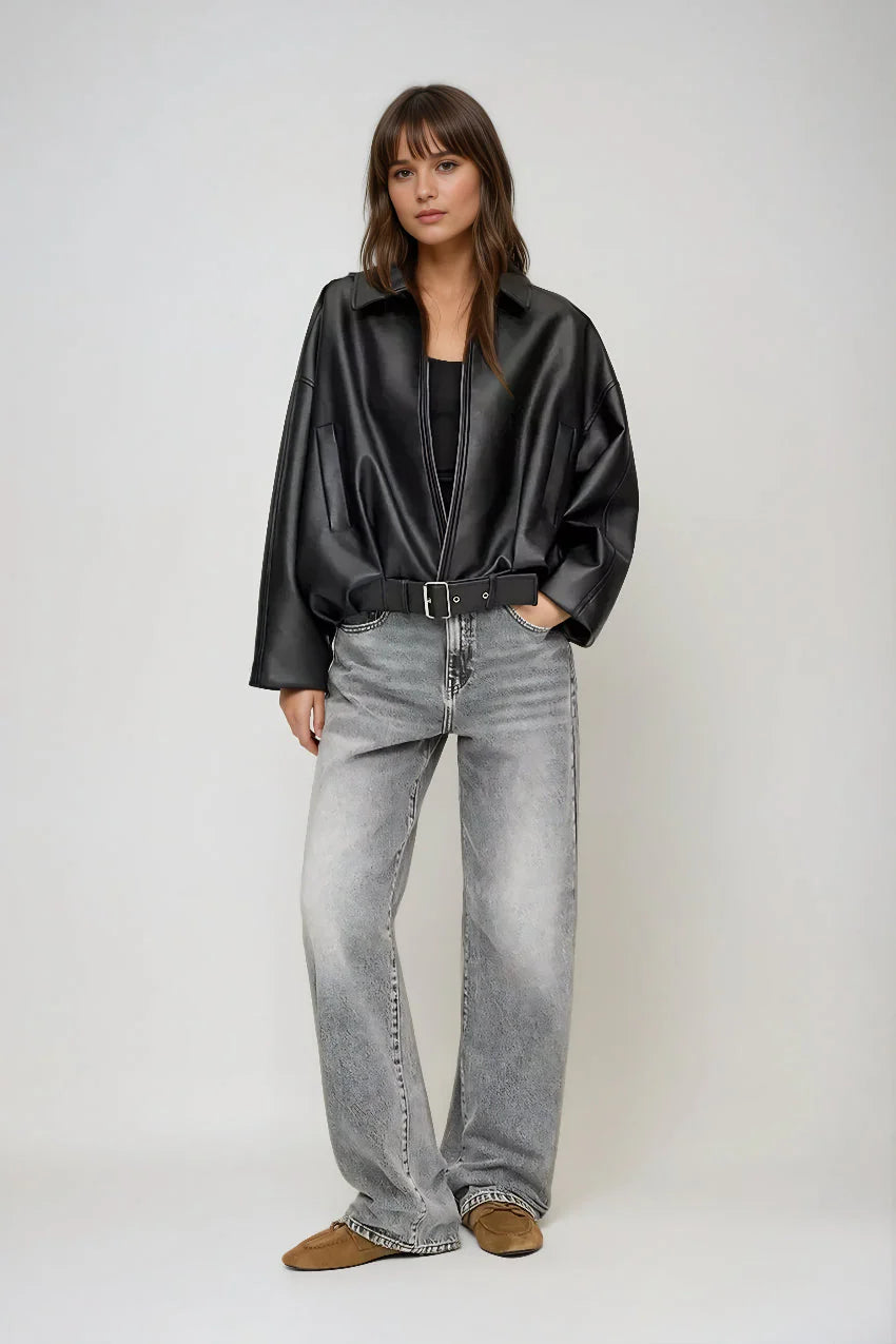 model draagt zwarte oversized vegan leren jas met rits en riem