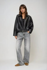 model draagt zwarte oversized vegan leren jas met rits en riem