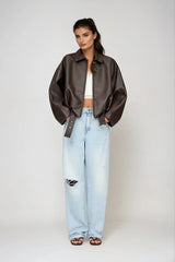 flatlay donkerbruine oversized jas van vegan leer met riem