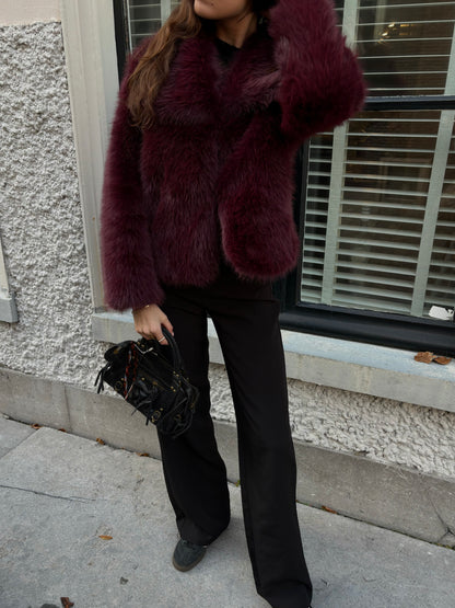 bordeaux faux fur jas met glanzende finish en luxe uitstraling