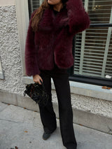 bordeaux faux fur jas met glanzende finish en luxe uitstraling