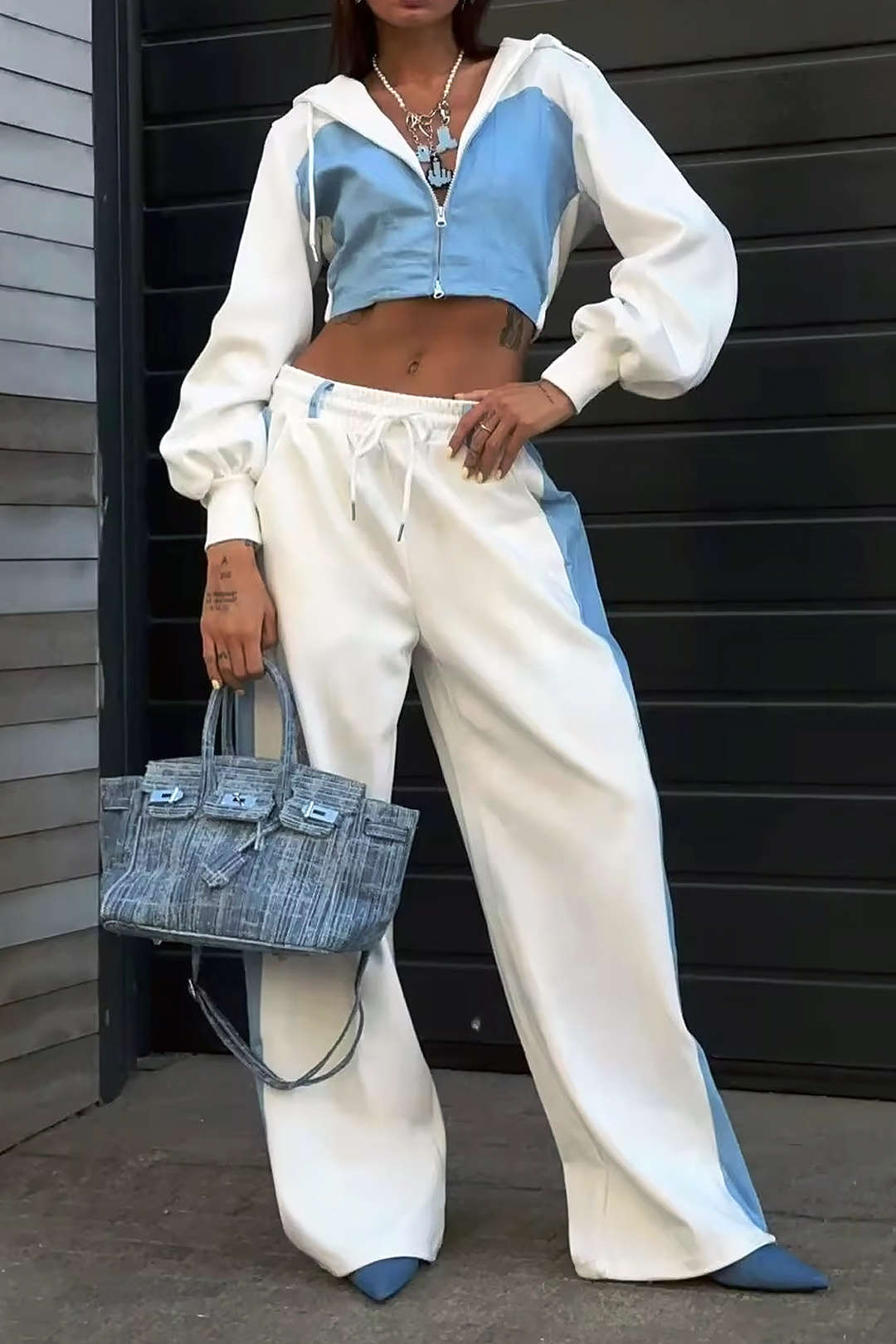 cropped hoodie met denimlook panelen in blauw en wit