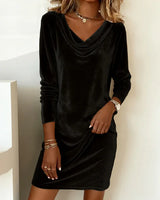 Dames velvet jurk zwart met elegante halslijn