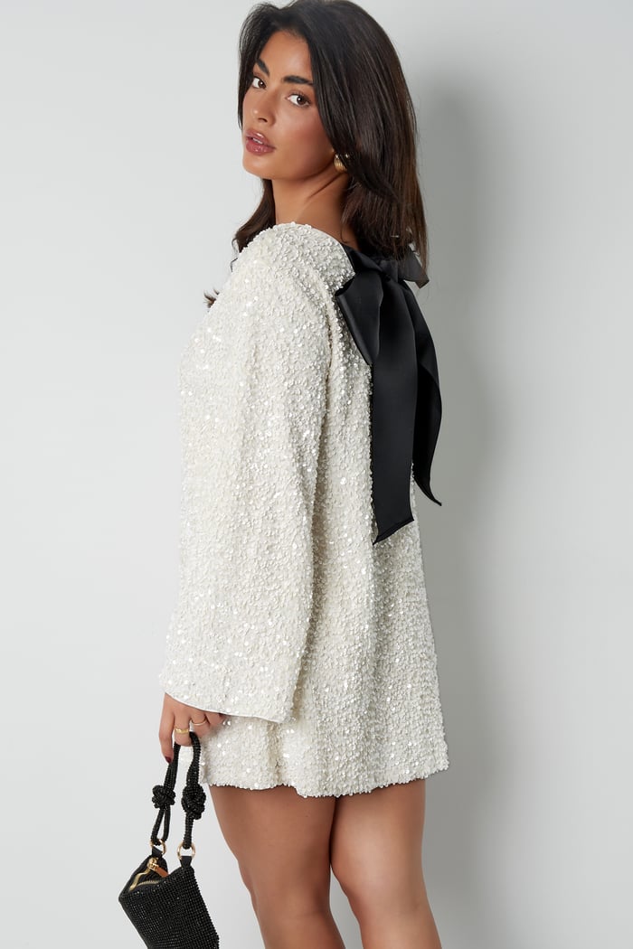 witte mini jurk met pailletten en zwarte strik