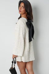 witte mini jurk met pailletten en zwarte strik