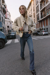 close-up van zachte teddy textuur
omkeerbare jas dames met knopen en luxe afwerking