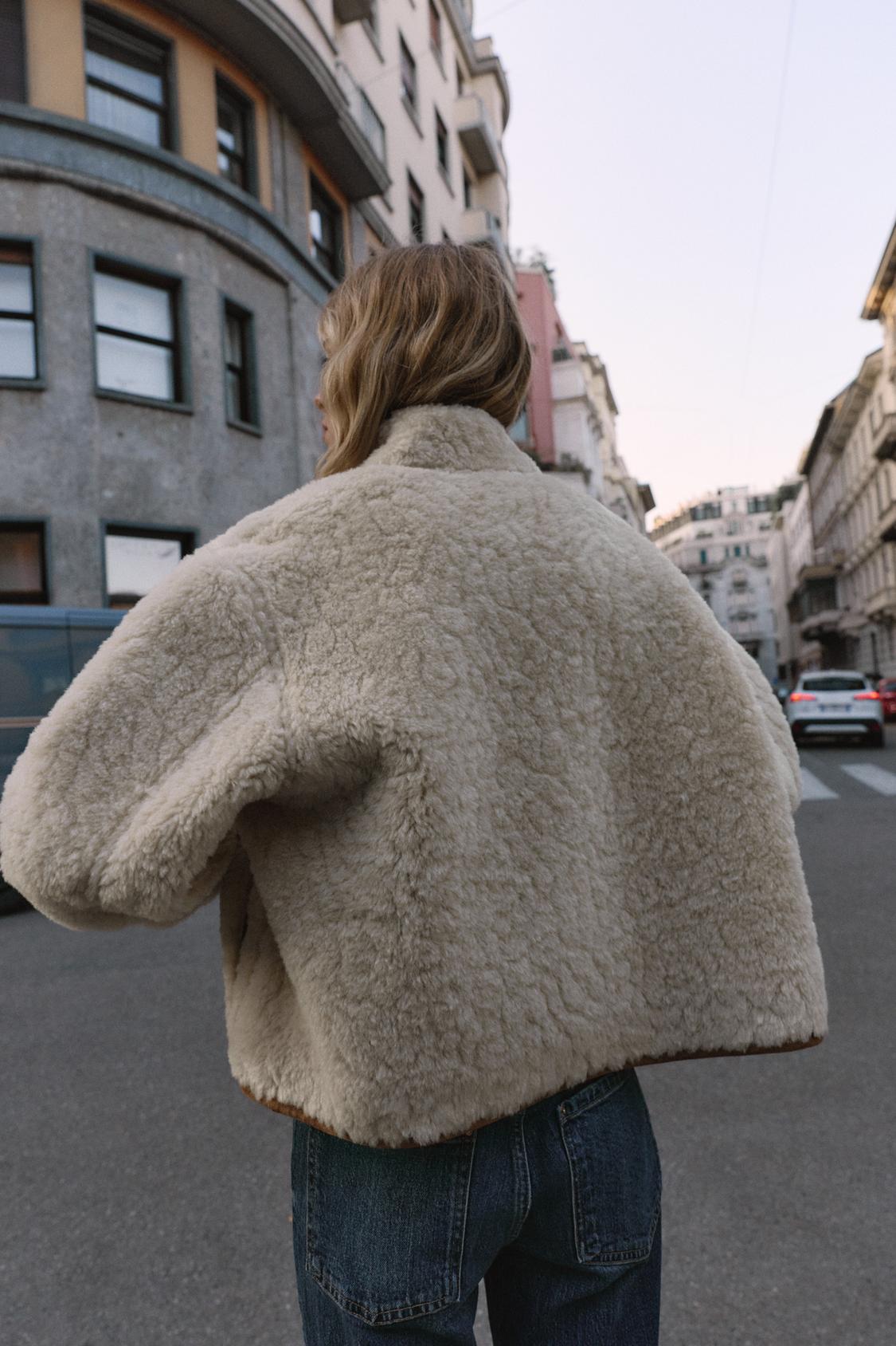 achterkant van teddy shearling jas dames