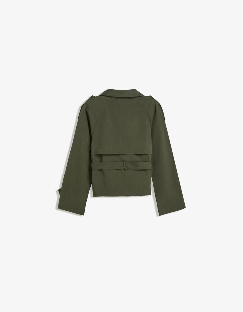 achterkant van legergroene korte trench jas met stormflap en ceintuur