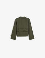 achterkant van legergroene korte trench jas met stormflap en ceintuur