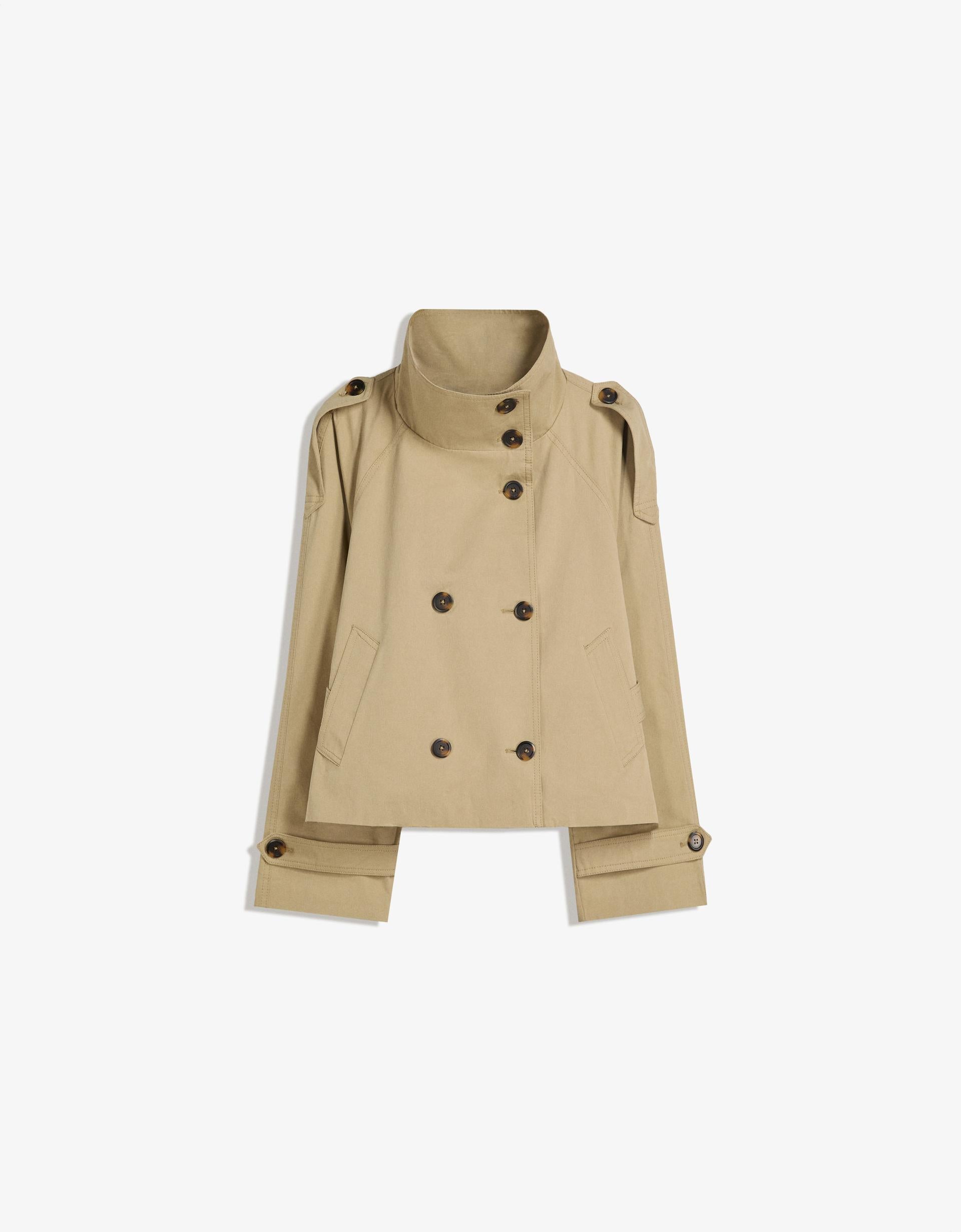 beige korte trench jas plat gefotografeerd met hoge kraag