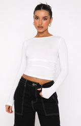 witte stretchy top met lange mouwen, gecombineerd met zwarte broek