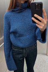 blauwe gebreide coltrui met wijde mouwen en cropped fit