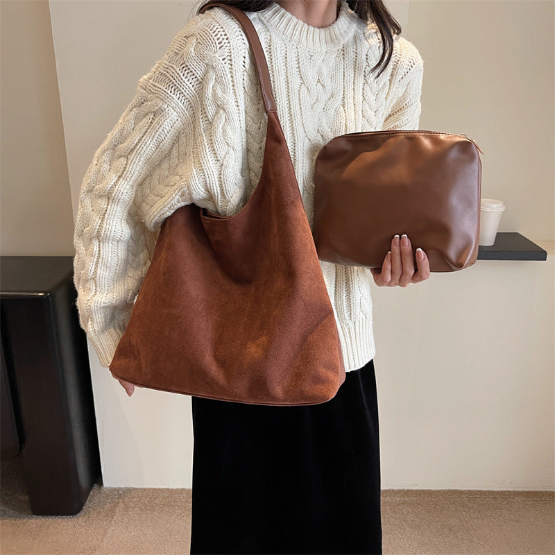 RRetroSoft Suede Shoulder Bag – stijlvolle schoudertas van vegan suède met bijpassende clutch. 