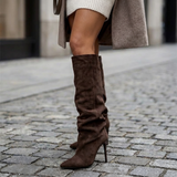 Virella Slouch Boots | Suède Plooilaarzen met Puntneus & Stilettohak