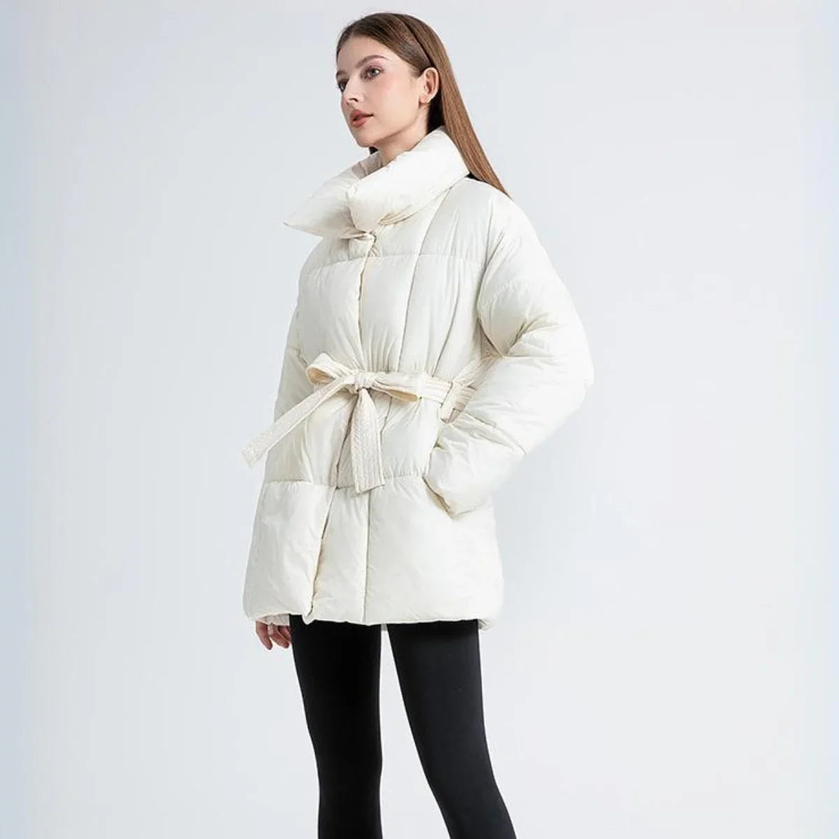 Arctic Allure Coat in wit gewatteerde winterjas met riem en hoge kraag voor warmte en stijl tijdens koude dagen.