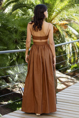 luchtige zomeroutfit met maxi rok en bandeau top