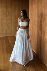 zomeroutfit met witte rok en cropped top