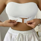 close-up van witte strapless bandeau BH met haaksluiting aan de voorkant