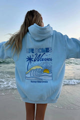 Solbelle hoodie lichtblauw achterkant "Life comes in waves"