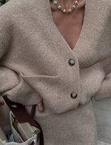 close-up beige cardigan met V-hals en grote zak, gecombineerd met minirok