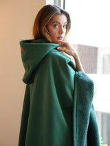 vrouw draagt groene oversized hoodie blanket 