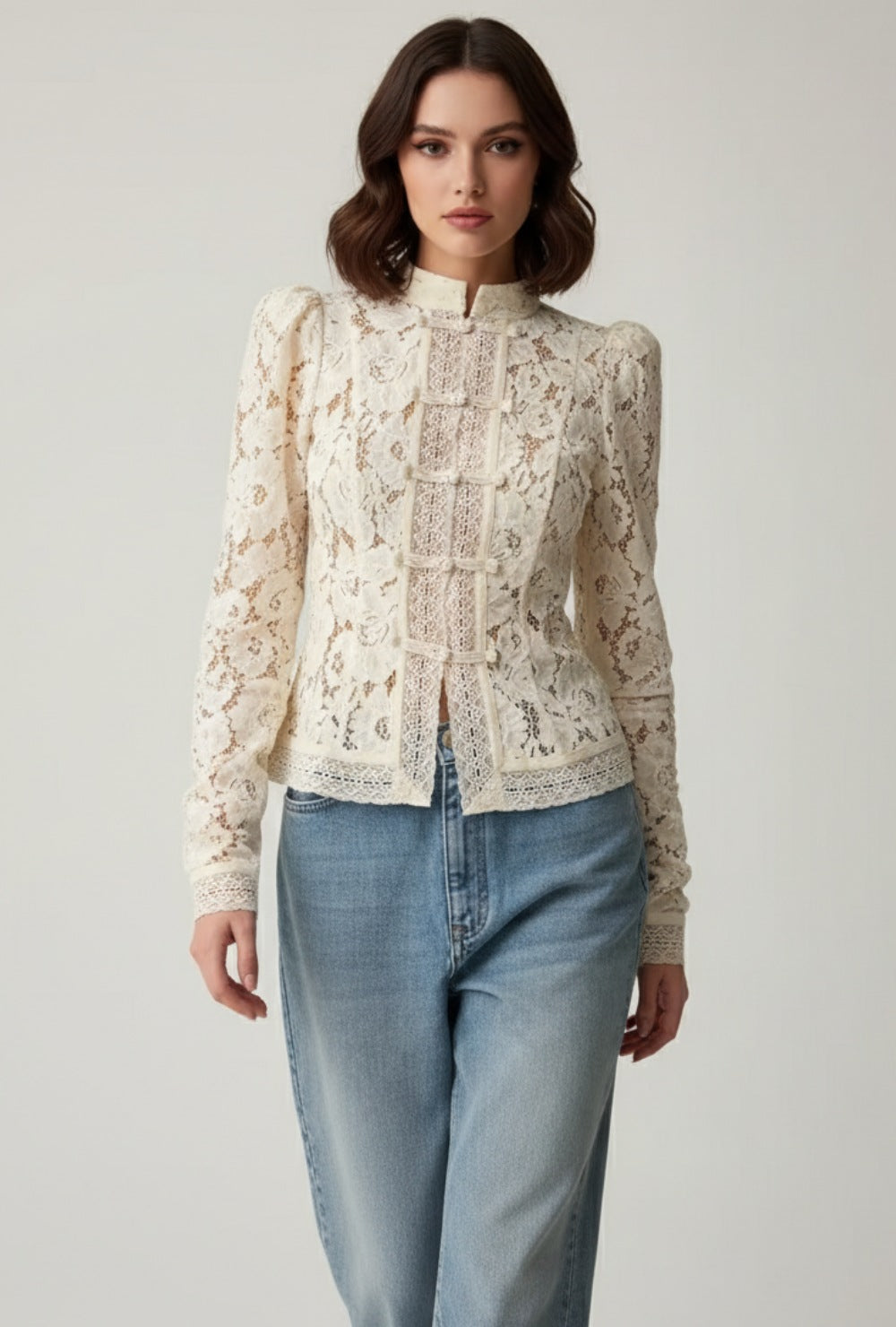 Beige kanten blouse met bloemenpatroon – elegante dameslook