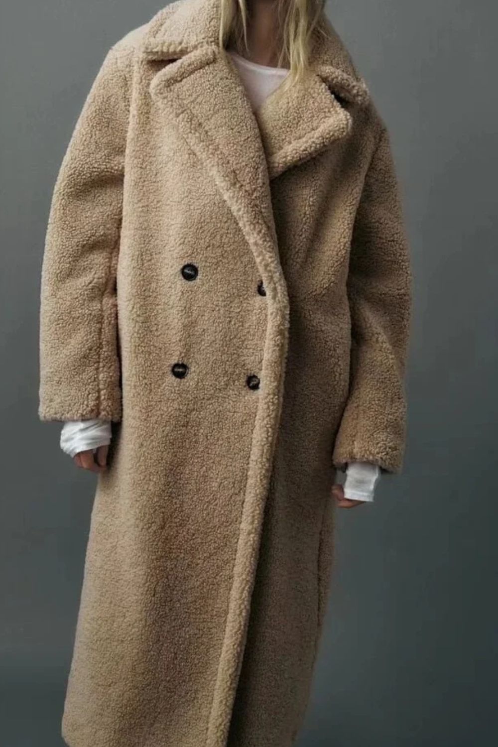 Luxe Teddy Coat, een zachte faux fur jas met teddy-textuur en een chique uitstraling.
