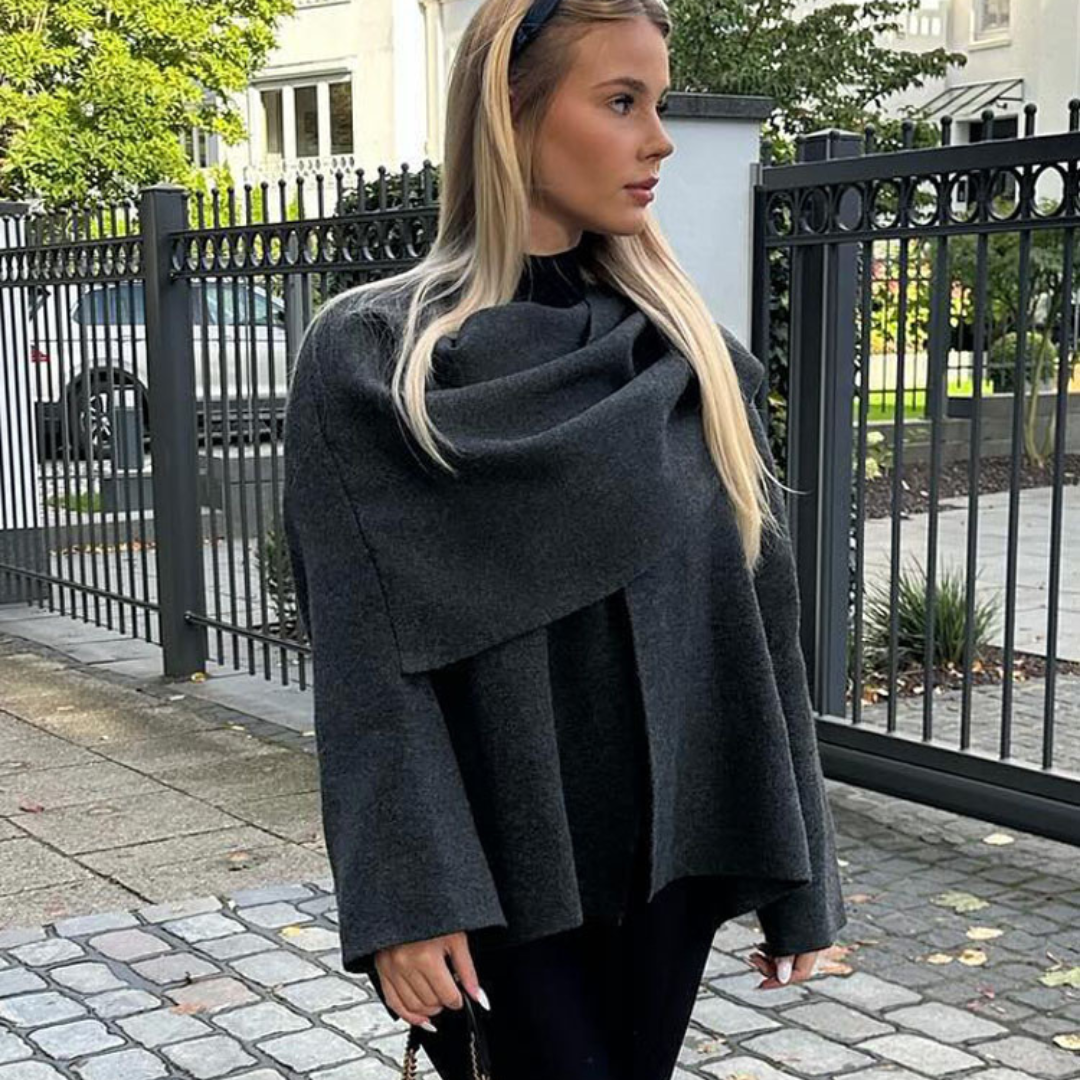 Elegante Harper Cape Coat met een asymmetrisch ontwerp, perfect voor koude dagen en stijlvolle looks in herfst en winter.