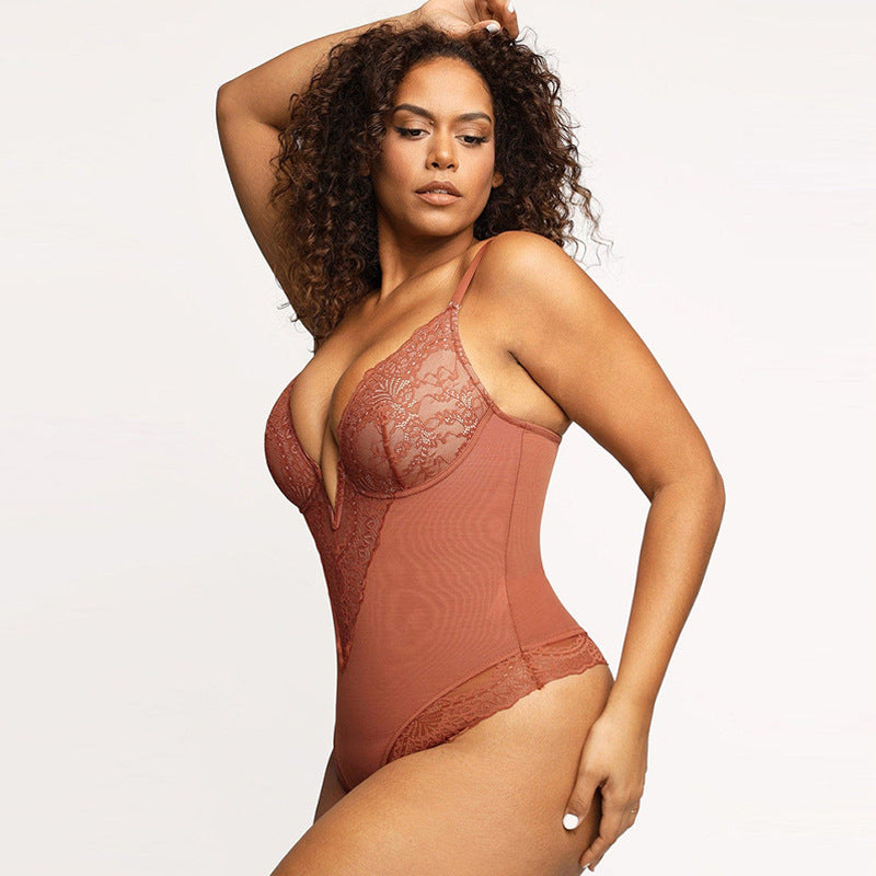 CurveLuxe Bodysuit - Sexy kanten shapewear met V-hals, ontworpen om rondingen te accentueren en een slanker silhouet te bieden, met verstelbare schouderbanden en ademende stof.