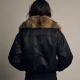 Zwarte korte pufferjack met imitatiebontkraag – achterzijde
