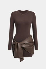 Bruine fitted mini-jurk met vegan leather taille detail – stijlvolle Salejano look