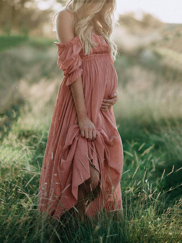 Zwangere vrouw in luchtige maxi zwangerschapsjurk roze