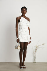 witte jurk met asymmetrische band en bloemen