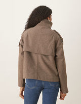 achterkant van taupe jas met brede schouderdetails