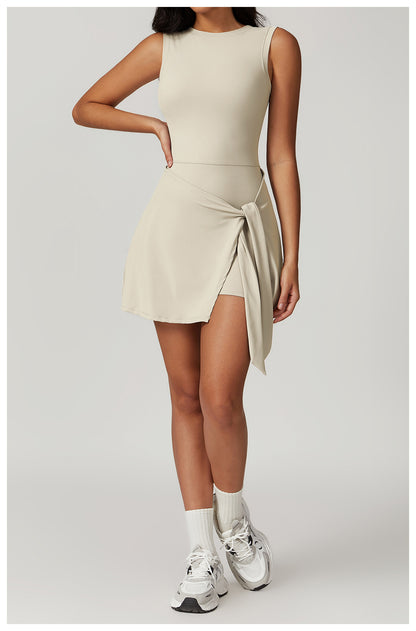 Luxe crème mini jurk, met strikdetail, zachte nylon-spandex stof, diepe rug, en ingebouwde shorts.Luxe crème mini jurk, met strikdetail, zachte nylon-spandex stof, en een flatterende pasvorm.