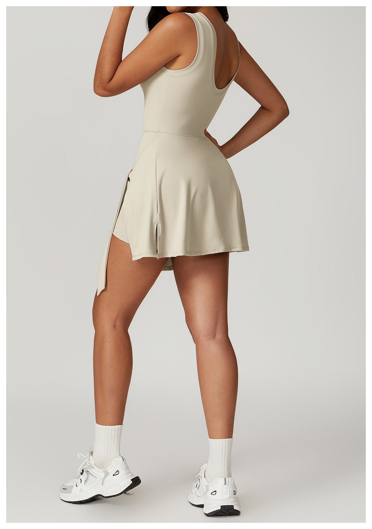 Luxe crème mini jurk, met strikdetail, zachte nylon-spandex stof, diepe rug, en ingebouwde shorts.Crème Nova Mini Jurk, perfect voor elke gelegenheid: Luxe crème mini jurk, met strikdetail, zachte nylon-spandex stof, en een flatterende pasvorm.