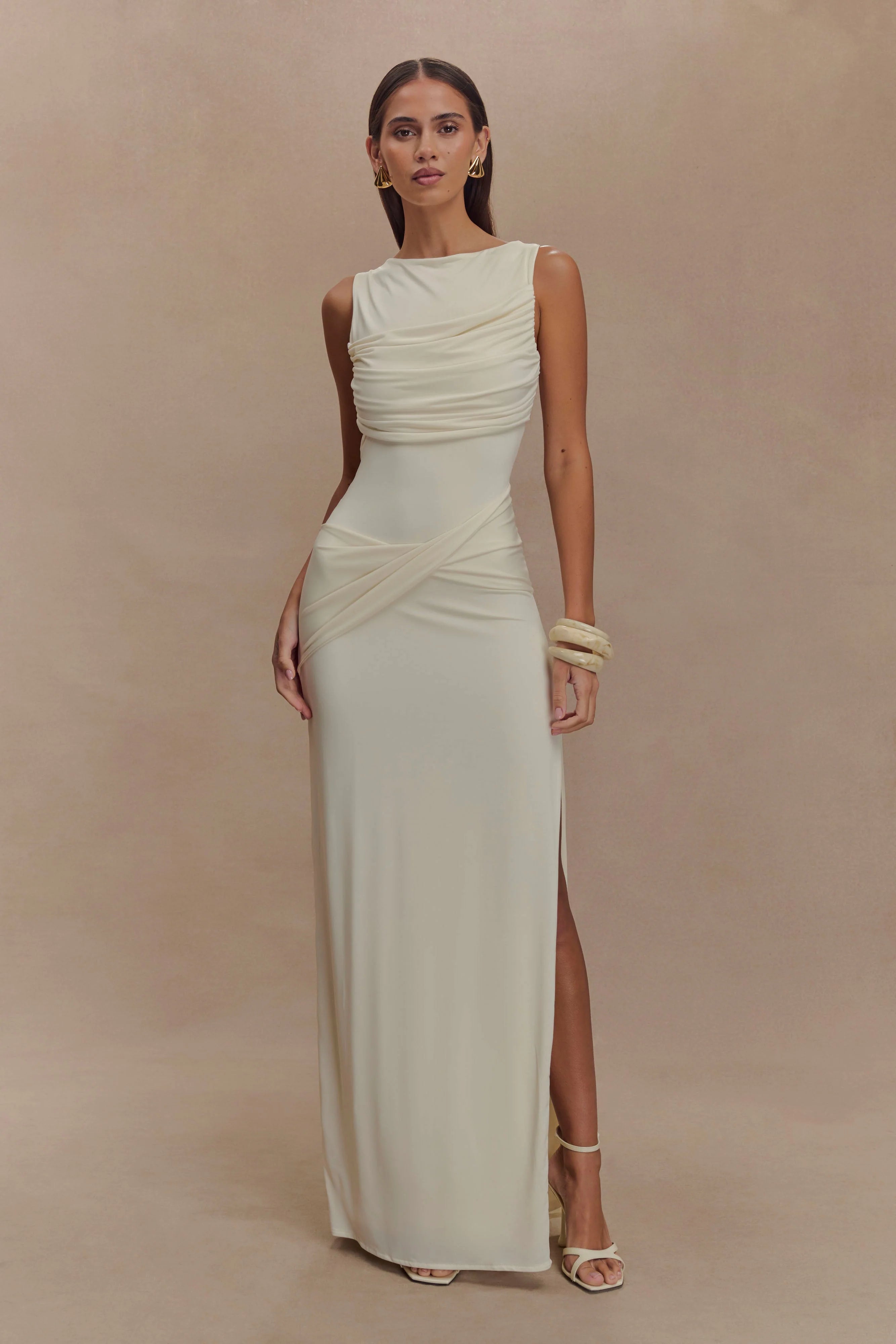 elegante witte avondjurk met hoge split en gedrapeerde details