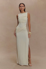 elegante witte avondjurk met hoge split en gedrapeerde details