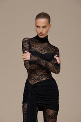 Maeriva Lace Jumpsuit zwart kant met hoge hals en lange mouwen recht van voren