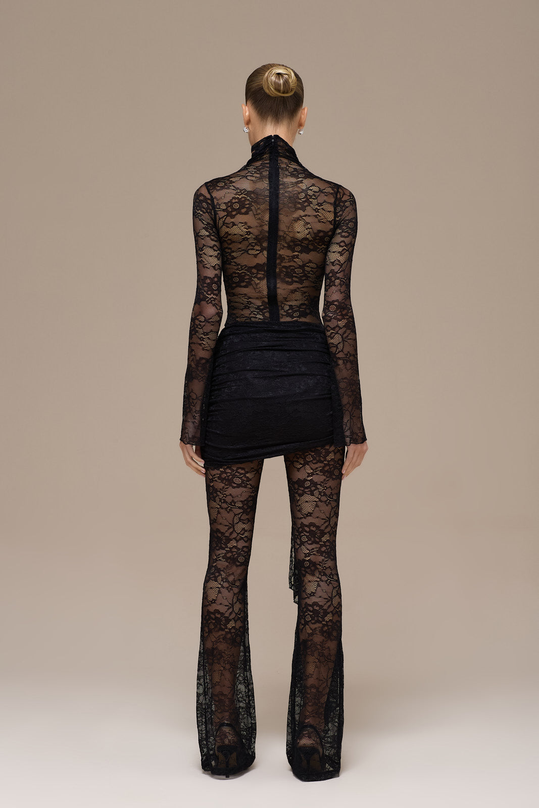 Maeriva Lace Jumpsuit | Zwarte kanten jumpsuit met hoge hals & drapage