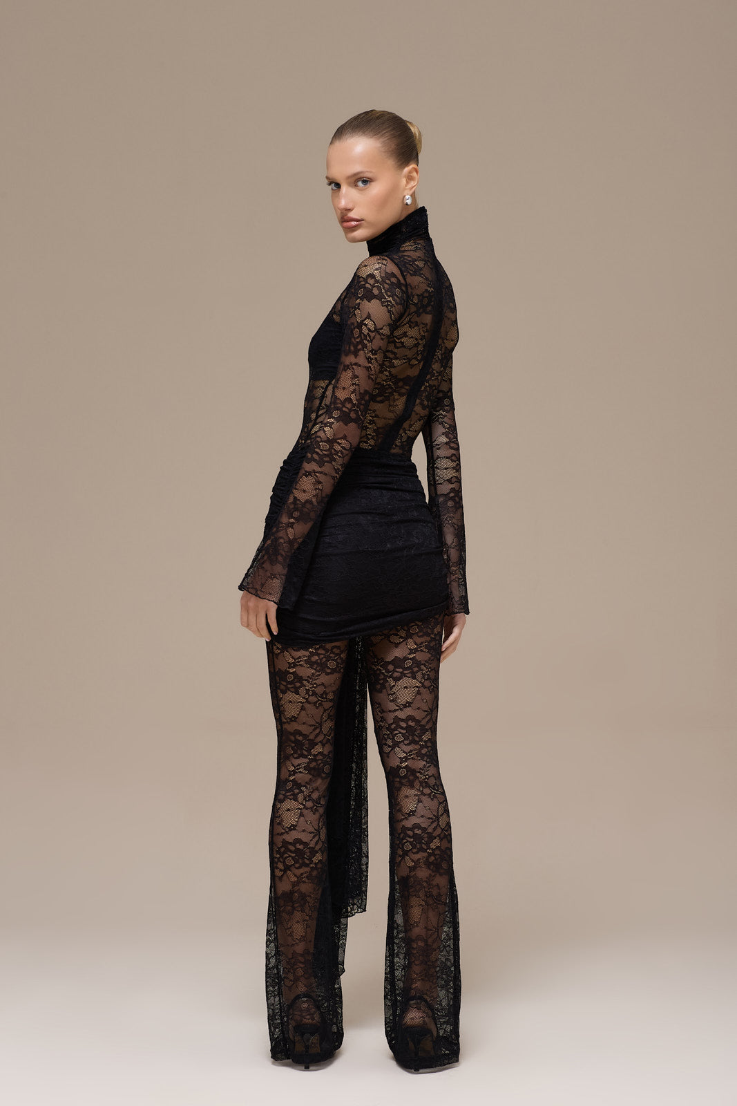 Zwarte kanten Maeriva jumpsuit met ruched minirok en lange drape zijaanzicht