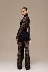 Zwarte kanten Maeriva jumpsuit met ruched minirok en lange drape zijaanzicht