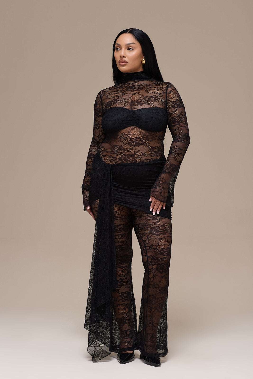 Curvy model in zwarte Maeriva Lace Jumpsuit met transparante lace en minirok vooraanzicht