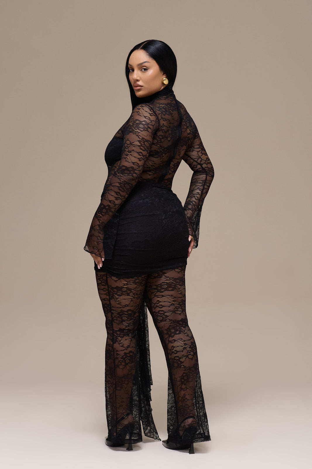 Curvy model in zwarte Maeriva jumpsuit met lange mouwen en kant van achteren