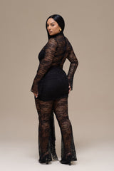 Curvy model in zwarte Maeriva jumpsuit met lange mouwen en kant van achteren